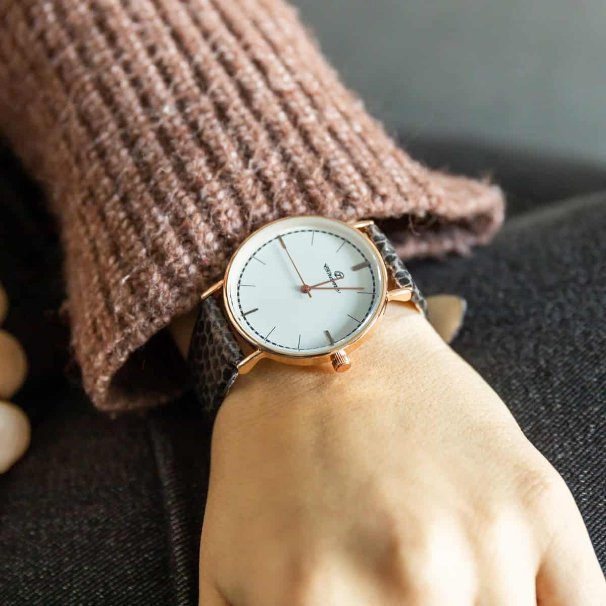 Votre Montre Femme au Bracelet Noir CHTIME